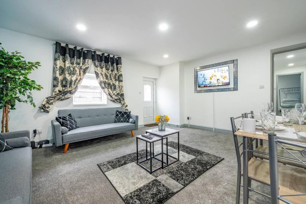 *2a* Ground Floor House Setup For Your Amazing & Relaxed + Free Parking + Free Fast Wifi